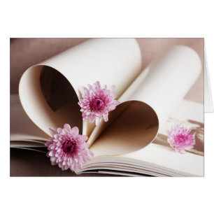 Les pages d'un livre transformé en coeur forment