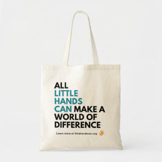 Les petites mains mettent en boîte le sac