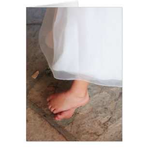 les pieds nus de petite fille, robe de princesse