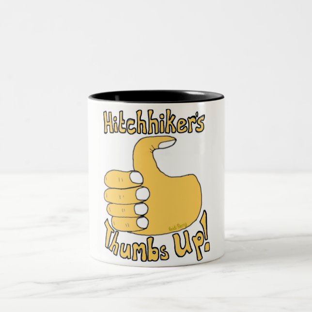 Les pouces de l'auto-stoppeur lèvent la tasse (Centre)