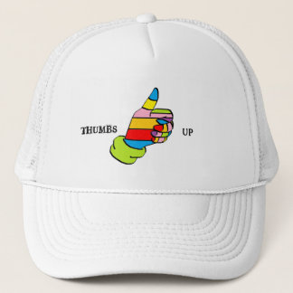 LES POUCES LÈVENT LE CASQUETTE
