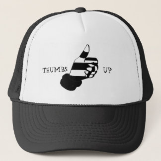 LES POUCES LÈVENT LE CASQUETTE