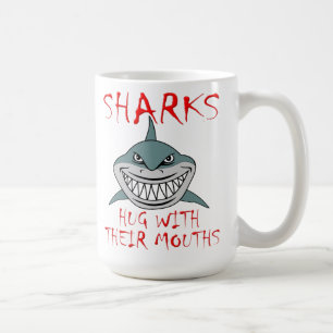 Les requins s'étreignent avec la bouche Mug drôle