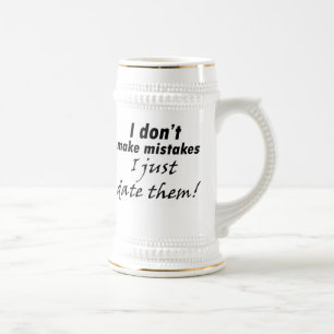 Les tasses de bière drôles entassent en vrac des