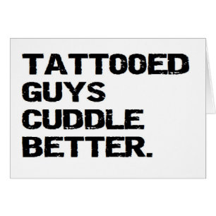 les types tatoués caressent mieux