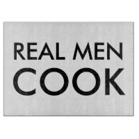 Les vrais hommes cuisinent la planche à découper e