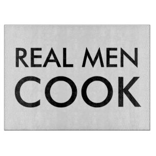 Les vrais hommes cuisinent la planche à découper e