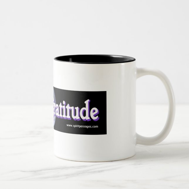 L'esprit passe la tasse de gratitude de pratique (Droit)