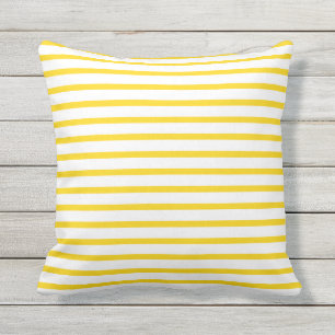 L'été jaune de soleil barre les coussins