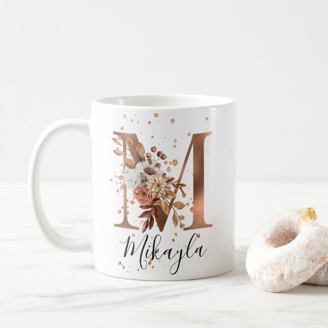 LETTRE FLEURIE DE cuivre M Monogramme Café Mug (Avec donut)