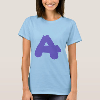 Lettre ou texte pourpre sur des T-shirts et des