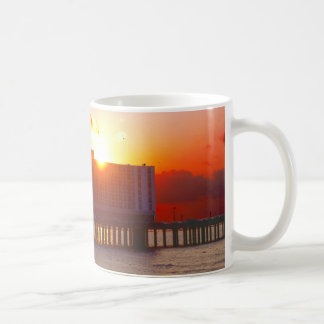 Lever de soleil aux tasses d'hôtel de navire