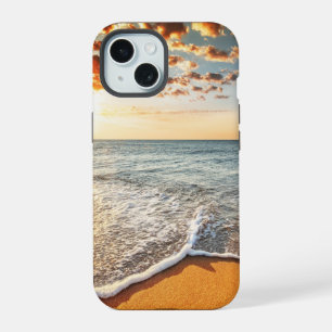 Lever de soleil brillant sur la plage océanique