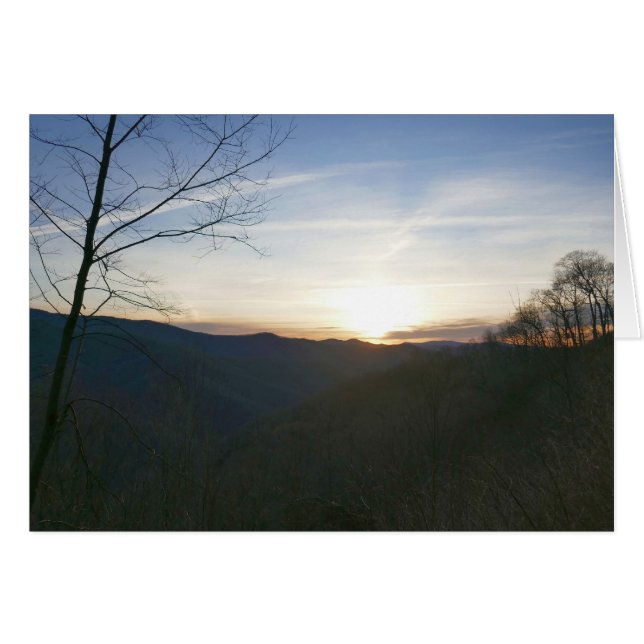 Lever de soleil dans les montagnes fumées (Devant horizontal)