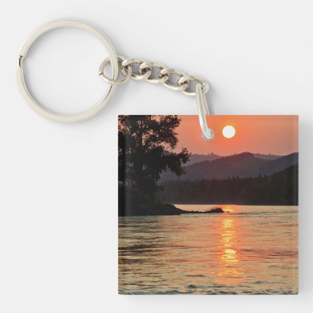 Lever de soleil étonnant sur la rivière Katun Phot (Devant)