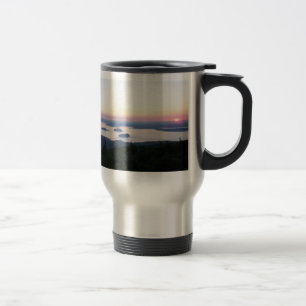 Lever de soleil sur la tasse de Tracel de montagne