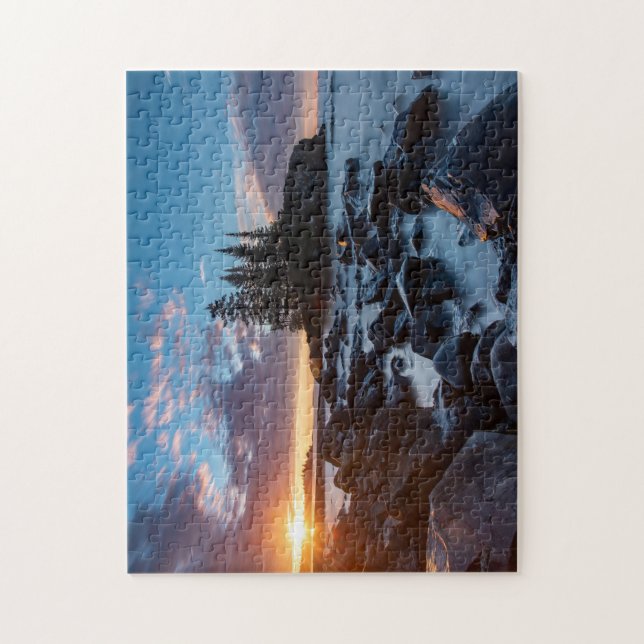 Lever de soleil sur le Puzzle du lac Supérieur (Vertical)