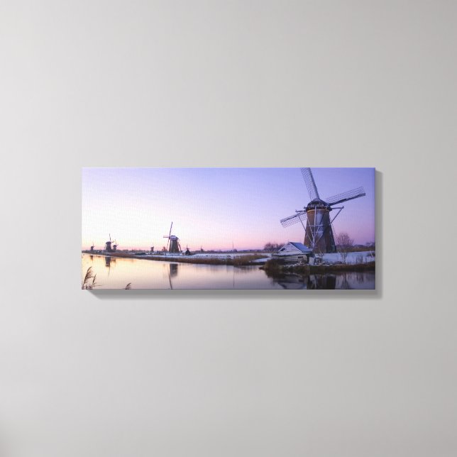 Lever de soleil violet au-dessus de la toile des m (Recto)