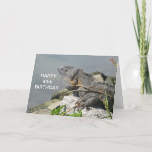 Lézard sur une carte de joyeux anniversaire de