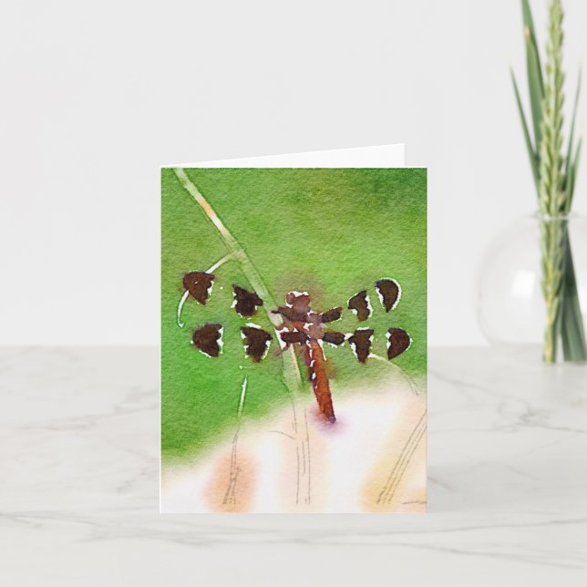 Libellule se reposant sur la carte de note d'herbe (Devant)