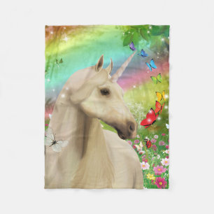 Licorne magique avec la couverture d'arcs-en-ciel
