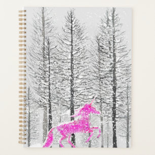licorne rose dans l'aquarelle de la forêt de neige