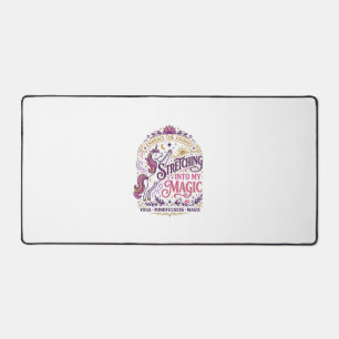 Licorne s'étirant dans mon magnifique fond blanc s