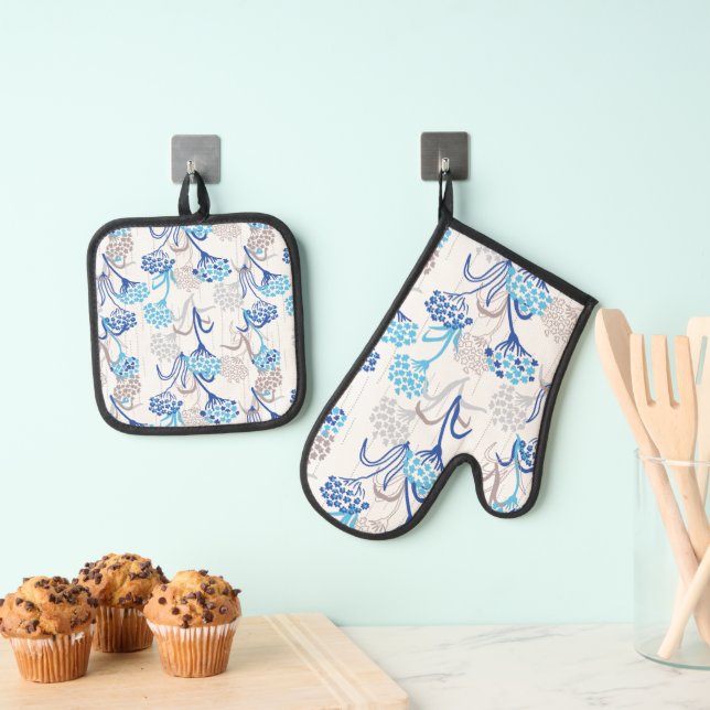 Light and Airy Hydrangea Floral Pattern Oven Mitt & Pot Holder Set (Insitu(Hanging))