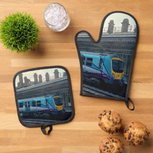 Light blue and yellow train oven mitt & pot holder set