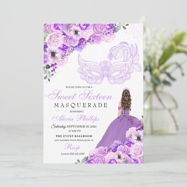 Lilac Purple Floral Masquerade Sweet 16 Invitation (Debout devant)