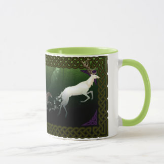 Limiers écossais et tasse blanche de mâle