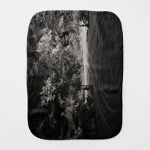 Forêt enneigée la nuit