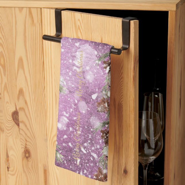 Linge De Cuisine Branches De Fir Avec Cônes De Pin Sur Neige (Pliage en tiers)