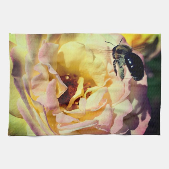 Linge De Cuisine Bumble Bee Volant Dans Rose Rose Rose Gros Plan (Horizontal)