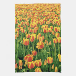 Linge De Cuisine Des tulipes printanières fleurissent devant la vi