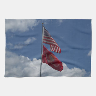 Linge De Cuisine Drapeaux patriotiques et ciel bleu sur un