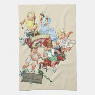 Linge De Cuisine Enfants en bas âge jouant avec des camions de pomp