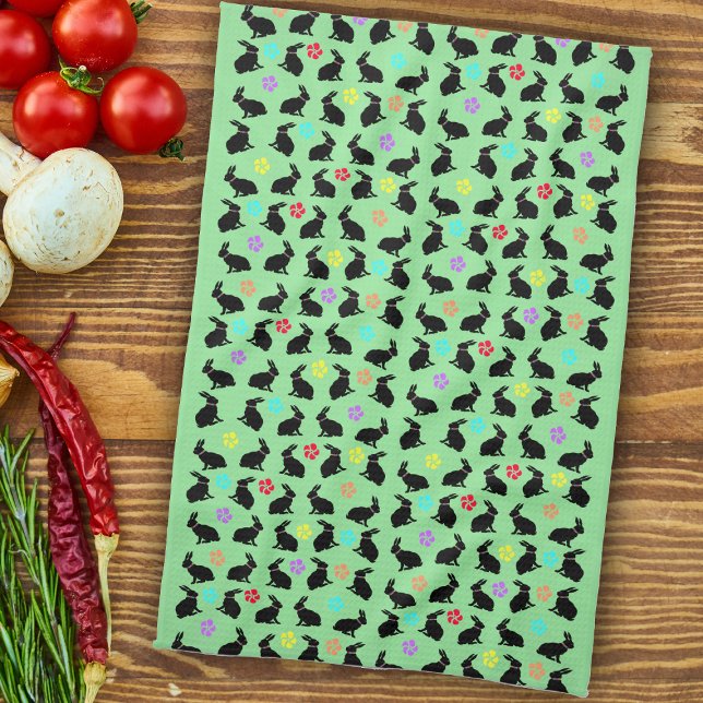 Linge De Cuisine Fleurs de lapins assis noirs au printemps du group (Black silhouette rabbits with colourful flowers on green kitchen towel for spring or Easter.)