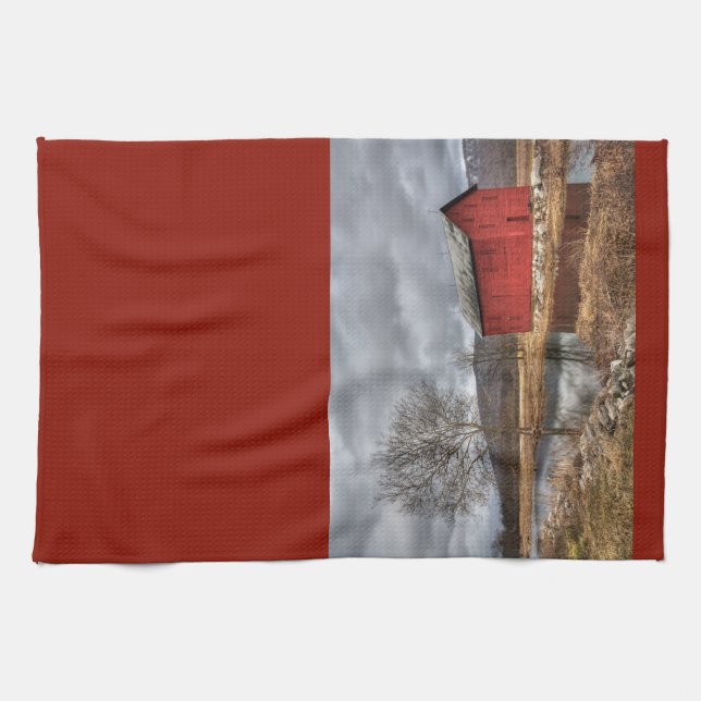 Linge De Cuisine Grange rouge de pays se reflétant dans la (Horizontal)