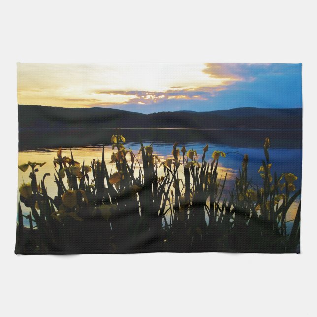 Linge De Cuisine Iris jaunes sur la rive du lac Arrowhead (Horizontal)