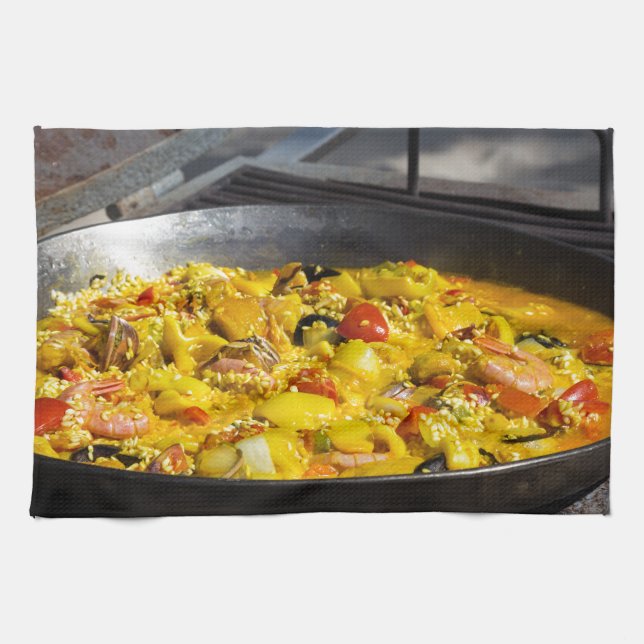 Linge De Cuisine La paella est cuite sur un grill (Horizontal)