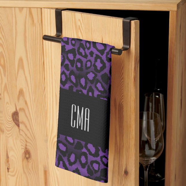 Linge De Cuisine Motif animal de léopard violet exotique | Monogram (Pliage en tiers)
