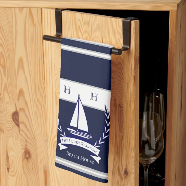 Linge De Cuisine Nautique Marine Blue Sailboat Monogramme Nom (Pliage en tiers)