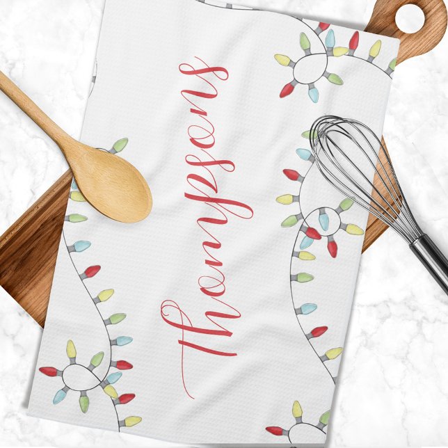 Linge De Cuisine Nom de famille personnalisé de Noël (Whimsical colorful Christmas string light kitchen towel)