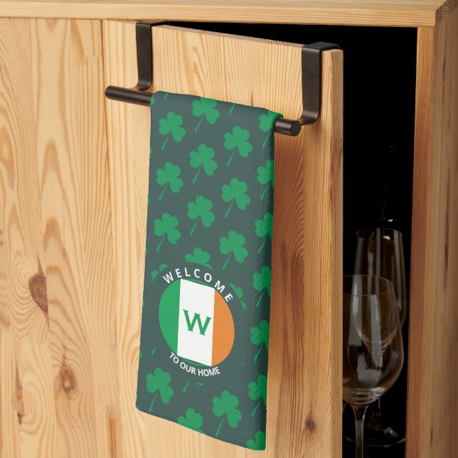 Linge De Cuisine Nom moderne Monogram Irish Flag Shamrock (Pliage en tiers)