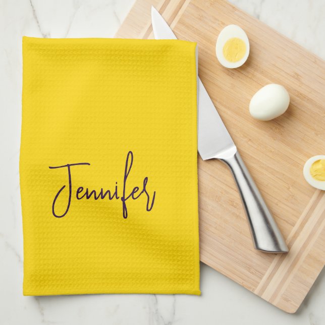 Linge De Cuisine Nom personnalisé jaune de texte pourpre (Quart Plié)