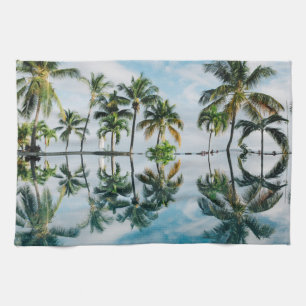 Linge De Cuisine Palmiers tropicaux avec réflexion dans l'océan.
