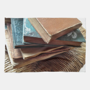 Linge De Cuisine Pile de livres sur la vieille chaise