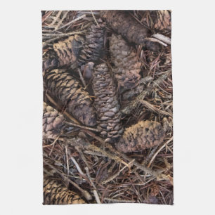 Linge De Cuisine Pinecones et aiguilles de pin sur le sol forestier