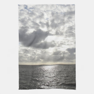Linge De Cuisine Soleil brillant à travers les nuages